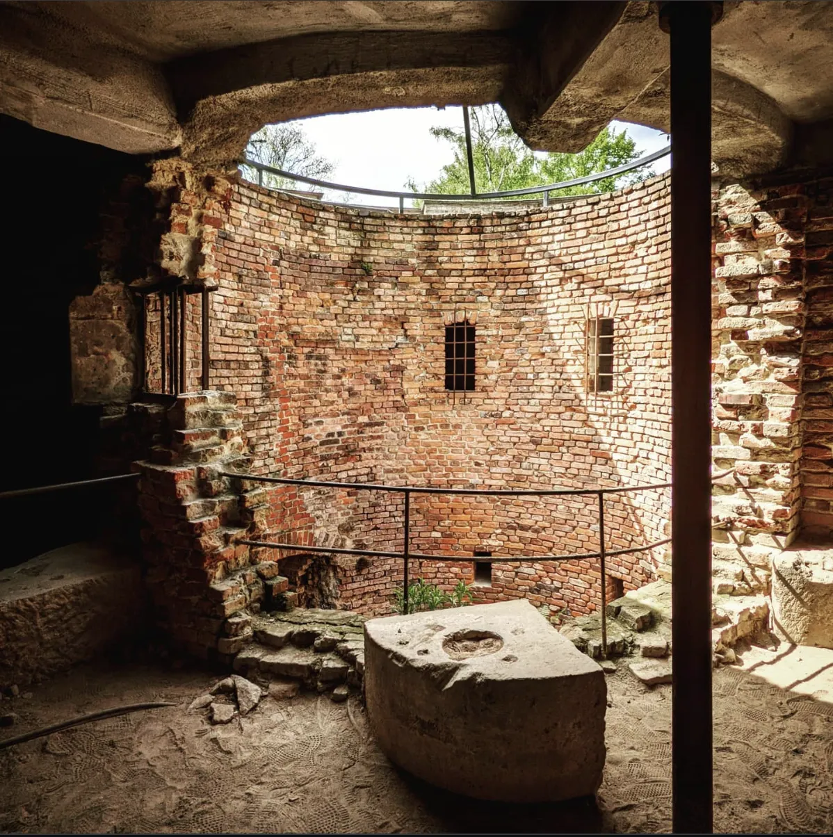 Zwinger Münster historischer Backsteinturm Innenraum